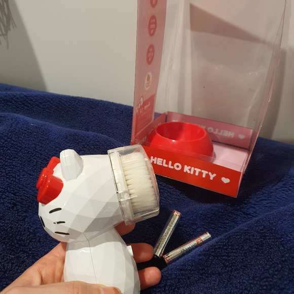 Hello Kitty 4D Facial Brush ( not new) - Picture 6 of 8